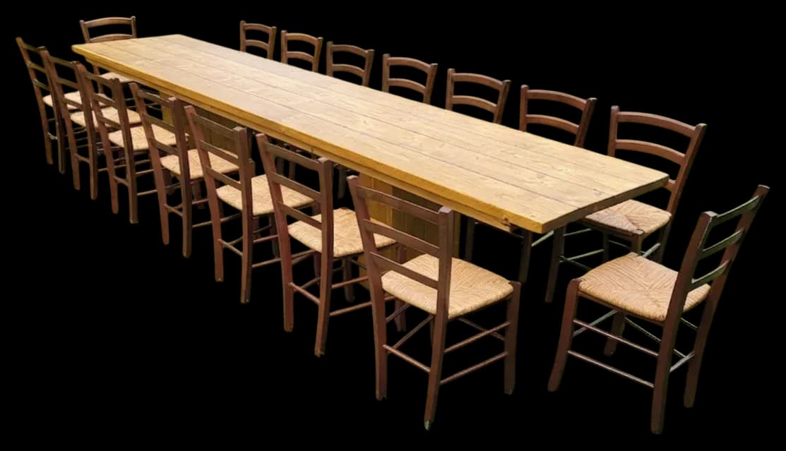Lange Holztafel mit passenden Stühlen, freigestellt
